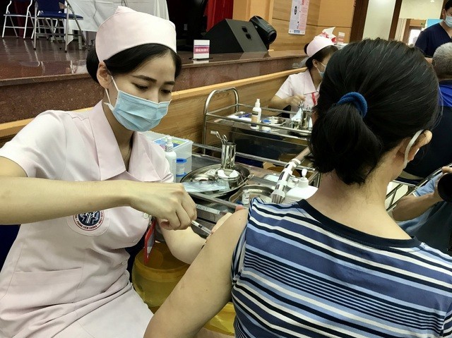 Số ca mắc mới Covid-19 trên cả nước trong ngày 18/4 tăng vọt, lên tới 1.522 người