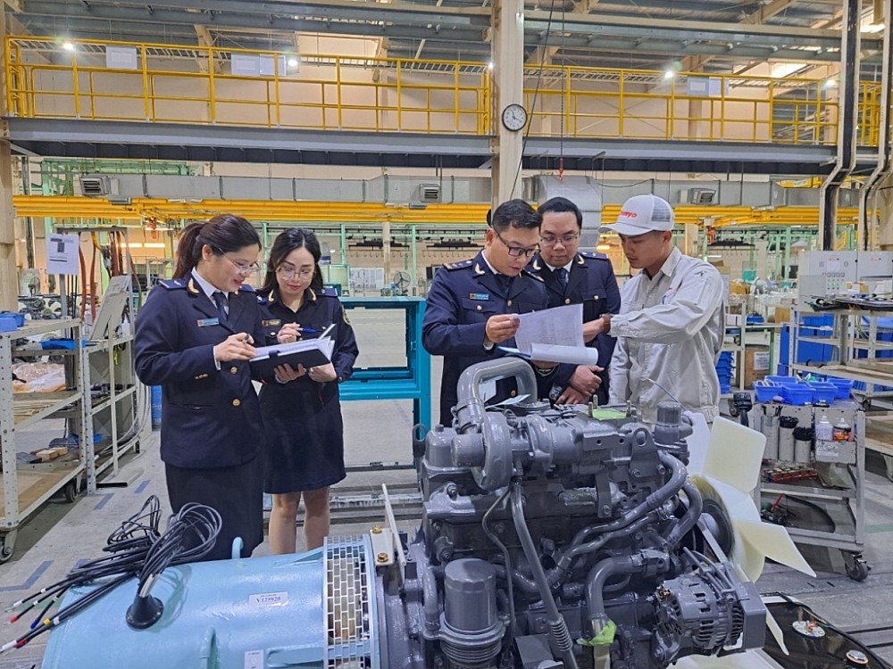Công chức Cục KTSTQ kiểm tra thực tế tại cơ sở sản xuất của Sân Chơi Xanh Chín Link Đăng Nhập KL99. Ảnh: TL.