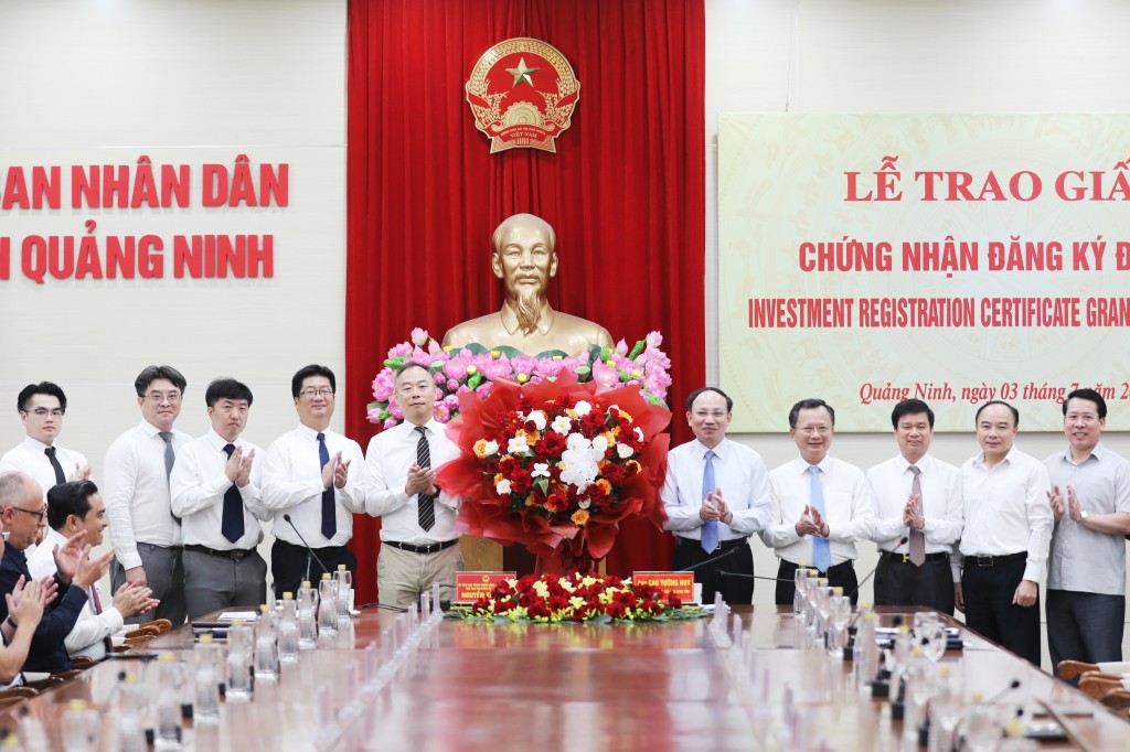 Lãnh đạo tỉnh Quảng Ninh tặng hoa chúc mừng nhà đầu tư