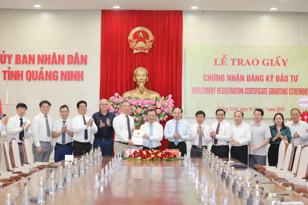Lãnh đạo tỉnh Quảng Ninh trao Giấy CNĐKĐT cho Tập đoàn Foxconn.