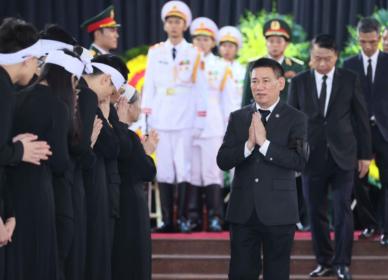Bộ trưởng Bộ Kl99kl tải ứng dụng Hồ Đức Phớc chia buồn cùng gia đình Tổng Bí thư Nguyễn Phú Trọng. Ảnh: TTXVN. Bộ trưởng Bộ Kl99kl tải ứng dụng Hồ Đức Phớc chia buồn cùng gia đình Tổng Bí thư Nguyễn Phú Trọng. Ảnh: TTXVN.