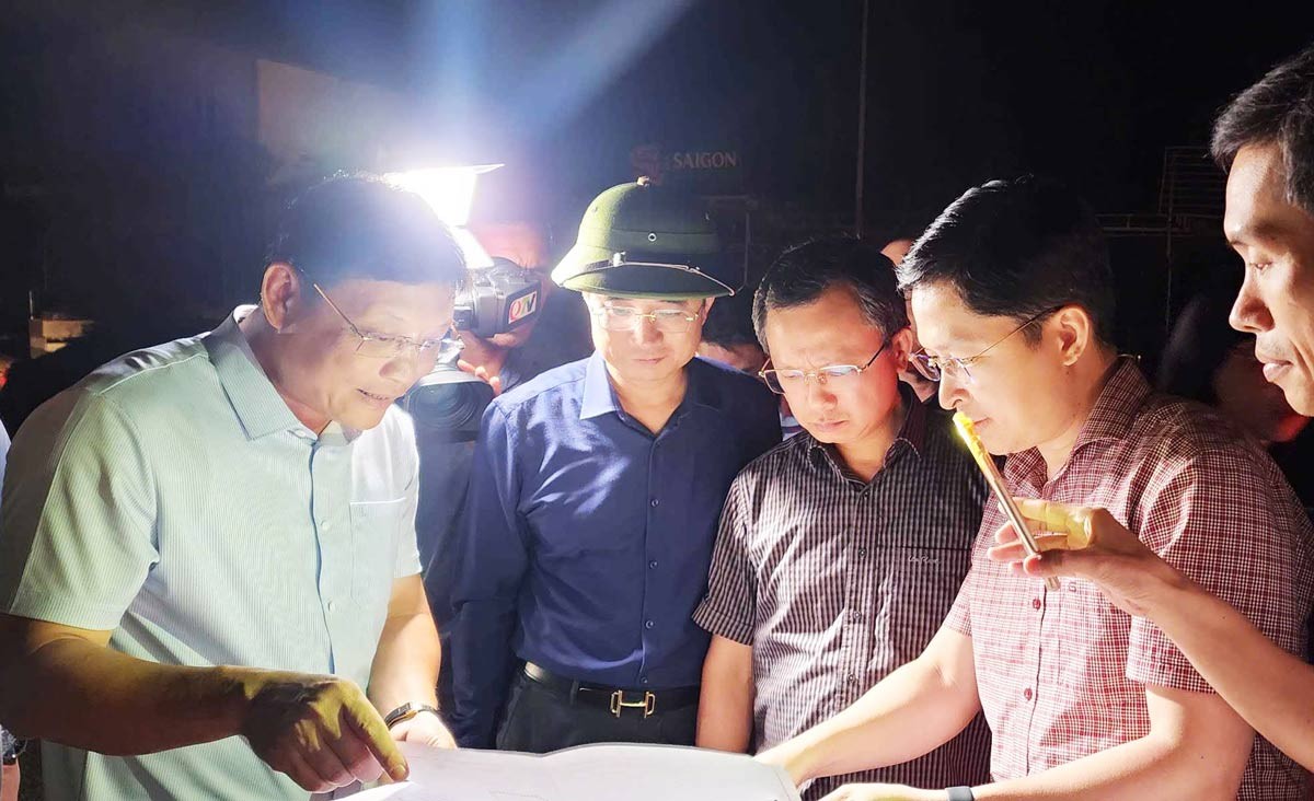 Quảng Ninh: Di dời khẩn cấp gần 400 người dân ra khỏi khu vực nguy cơ sạt lở Quảng Ninh: Di dời khẩn cấp gần 400 người dân ra khỏi khu vực nguy cơ sạt lở