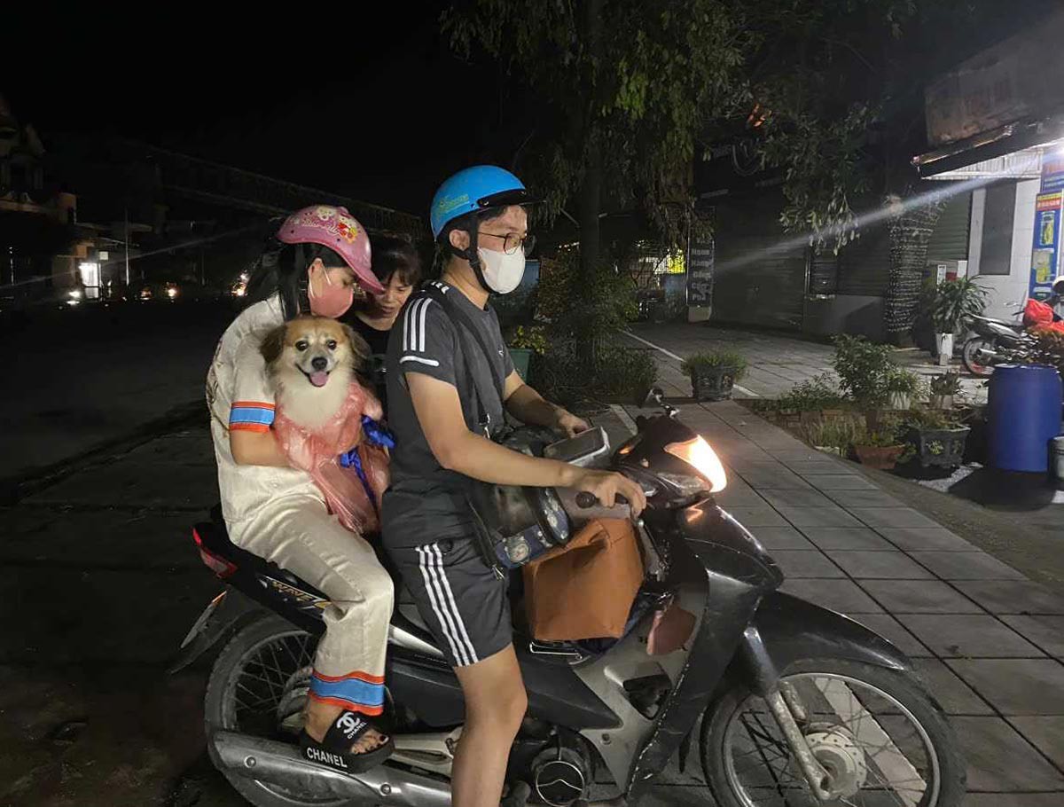Người dân di chuyển ra khỏi nhà mang theo những vật dụng thiết yếu. Ảnh: Cổng TTĐT Cẩm Phả Người dân di chuyển ra khỏi nhà mang theo những vật dụng thiết yếu. Ảnh: Cổng TTĐT Cẩm Phả