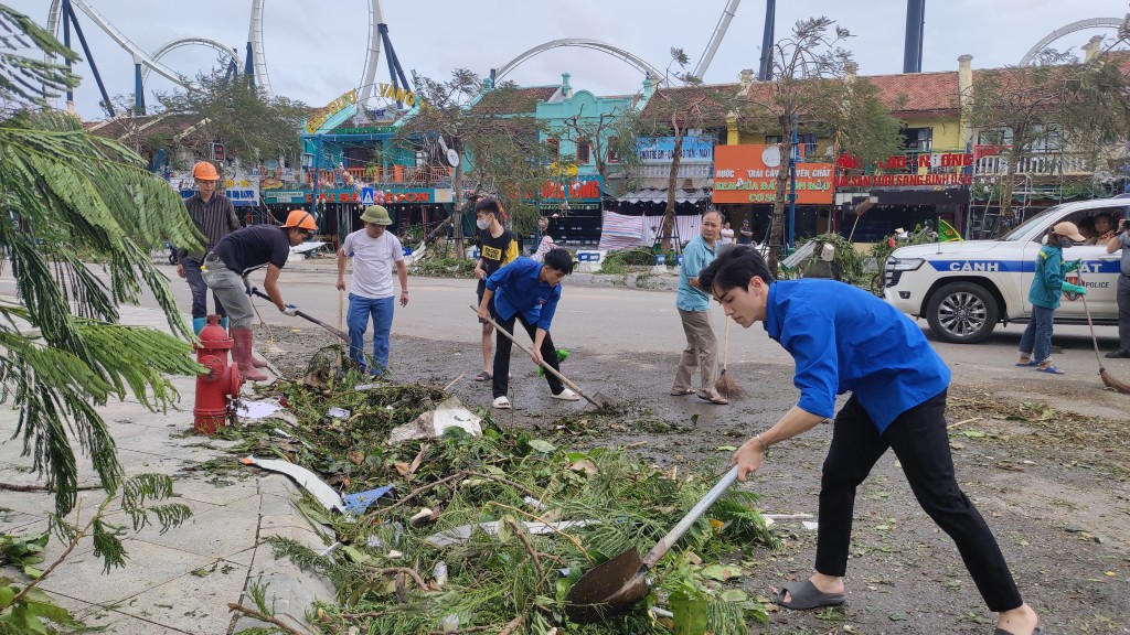 Người dân Quảng Ninh tích cực dọn dẹp vệ sinh môi trường sau bão