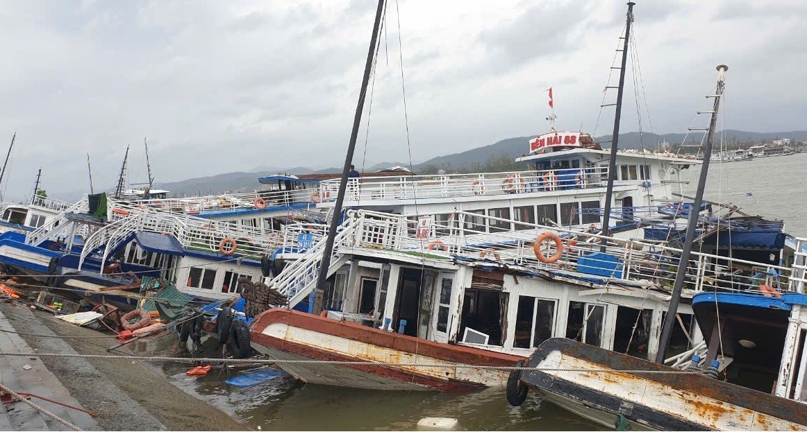 Nhiều tàu du lịch tại Quảng Ninh bị chìm trong bão dữ Yagi Nhiều tàu du lịch tại Quảng Ninh bị chìm trong bão dữ Yagi