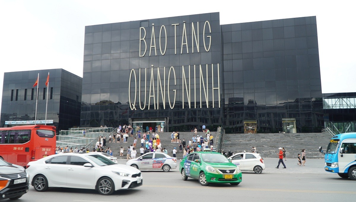 Công trình Bảo tàng thu hút đông du khách đến tham quan. Ảnh Tiến Dũng Công trình Bảo tàng thu hút đông du khách đến tham quan. Ảnh Tiến Dũng