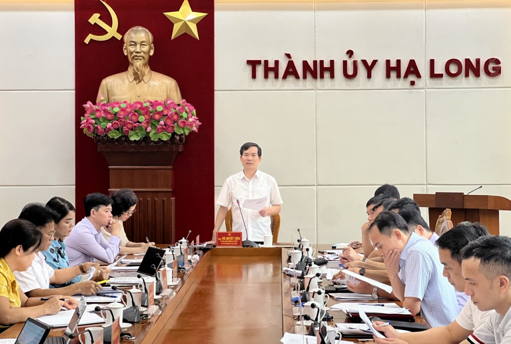 Quang cảnh họp nghe và cho ý kiến về tiến độ giải ngân nguồn vốn kế hoạch đầu tư công năm 2024 của Ban Thường vụ Thành ủy Hạ Long. Ảnh QMG