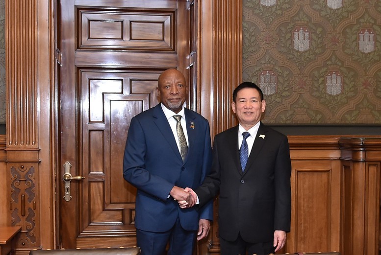 Phó Thủ tướng Kl99ok nhận ưu đãi bất ngờ Hồ Đức Phớc và Tổng thống Cộng hòa Namibia Nangolo Mbumba. Ảnh VGP/Trần Mạnh Phó Thủ tướng Kl99ok nhận ưu đãi bất ngờ Hồ Đức Phớc và Tổng thống Cộng hòa Namibia Nangolo Mbumba. Ảnh VGP/Trần Mạnh