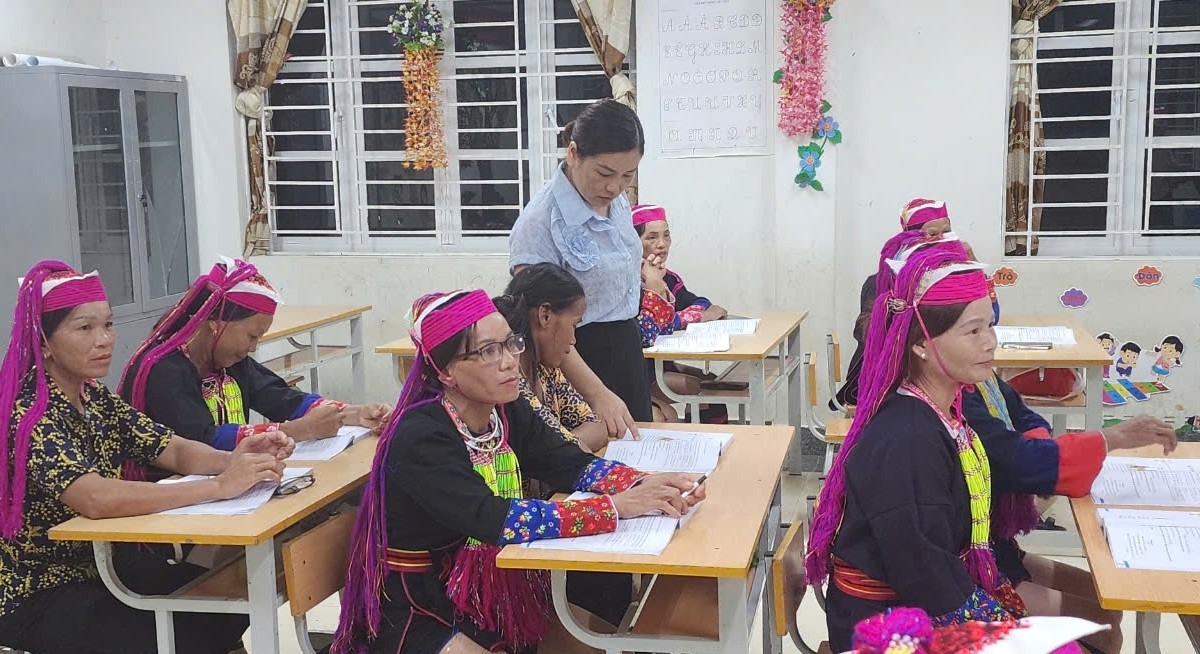 Các học viên tham gia lớp học xóa mù chữ tổ chức tại xã Nam Sơn, huyện Ba Chẽ, tỉnh Quảng Ninh Các học viên tham gia lớp học xóa mù chữ tổ chức tại xã Nam Sơn, huyện Ba Chẽ, tỉnh Quảng Ninh
