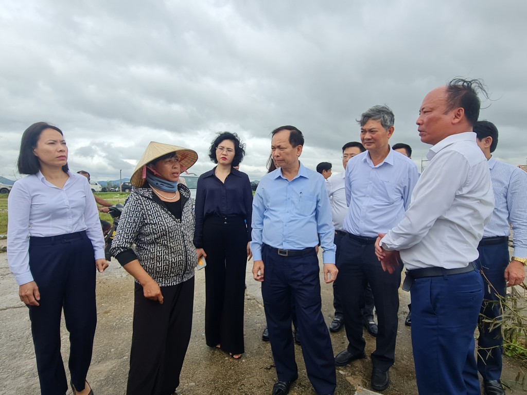Phó Thống đốc Thường trực Ngân hàng KL99 đăng nhập thăm hỏi người dân bị thiệt hại sau bão tại TX Quảng Yên, tỉnh Quảng Ninh. Ảnh Thùy Dương