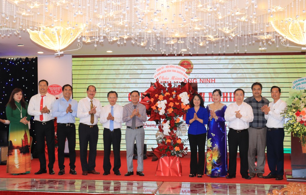 Lãnh đạo Tỉnh ủy - HĐND tỉnh - UBND tỉnh tặng hoa chúc mừng Ngày doanh nhân Việt Nam.