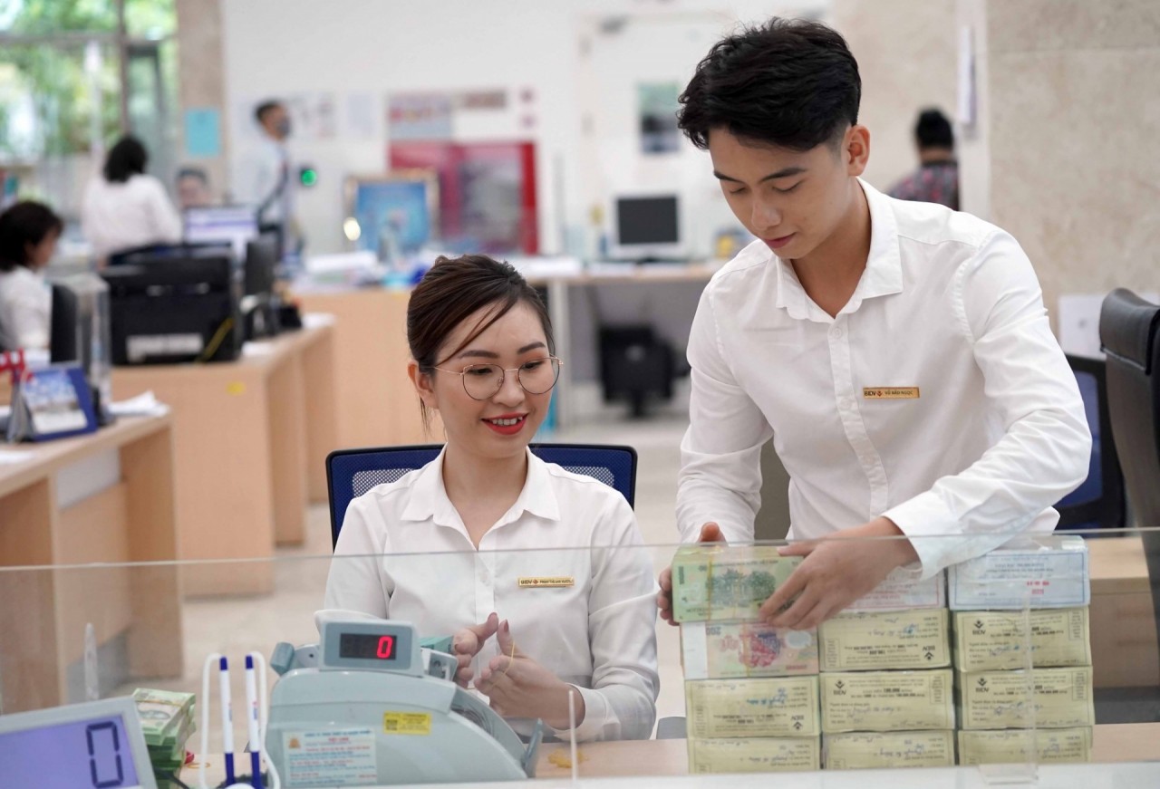 Cuộc đua lãi suất huy động cuối năm, có lo tăng lãi suất cho vay? Kl 99 vòng chung kết liên ngân hàng biến động trái chiều, giá vàng miếng SJC tăng mạnh