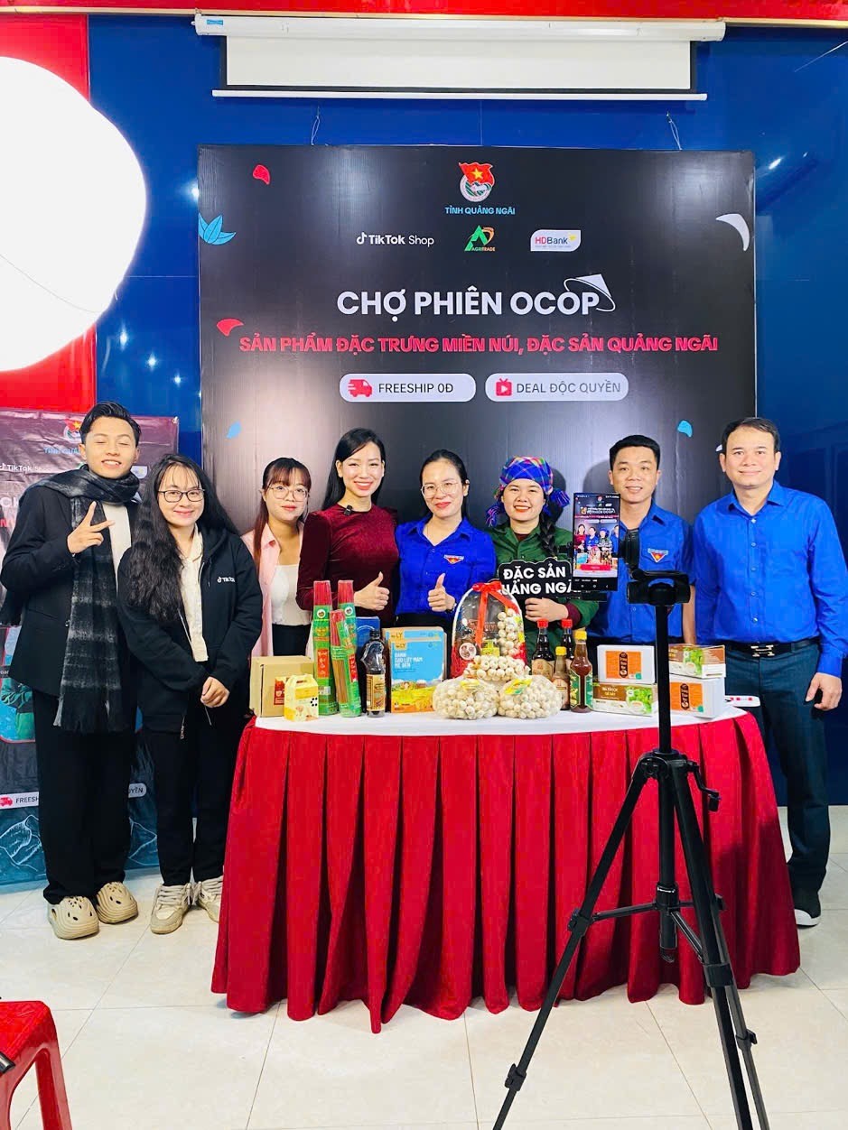 undefined Trong vòng 4 giờ, tổng phiên LIVE đã tiếp cận 5 triệu người, trong đó có bán ra hơn 500 đơn hàng.