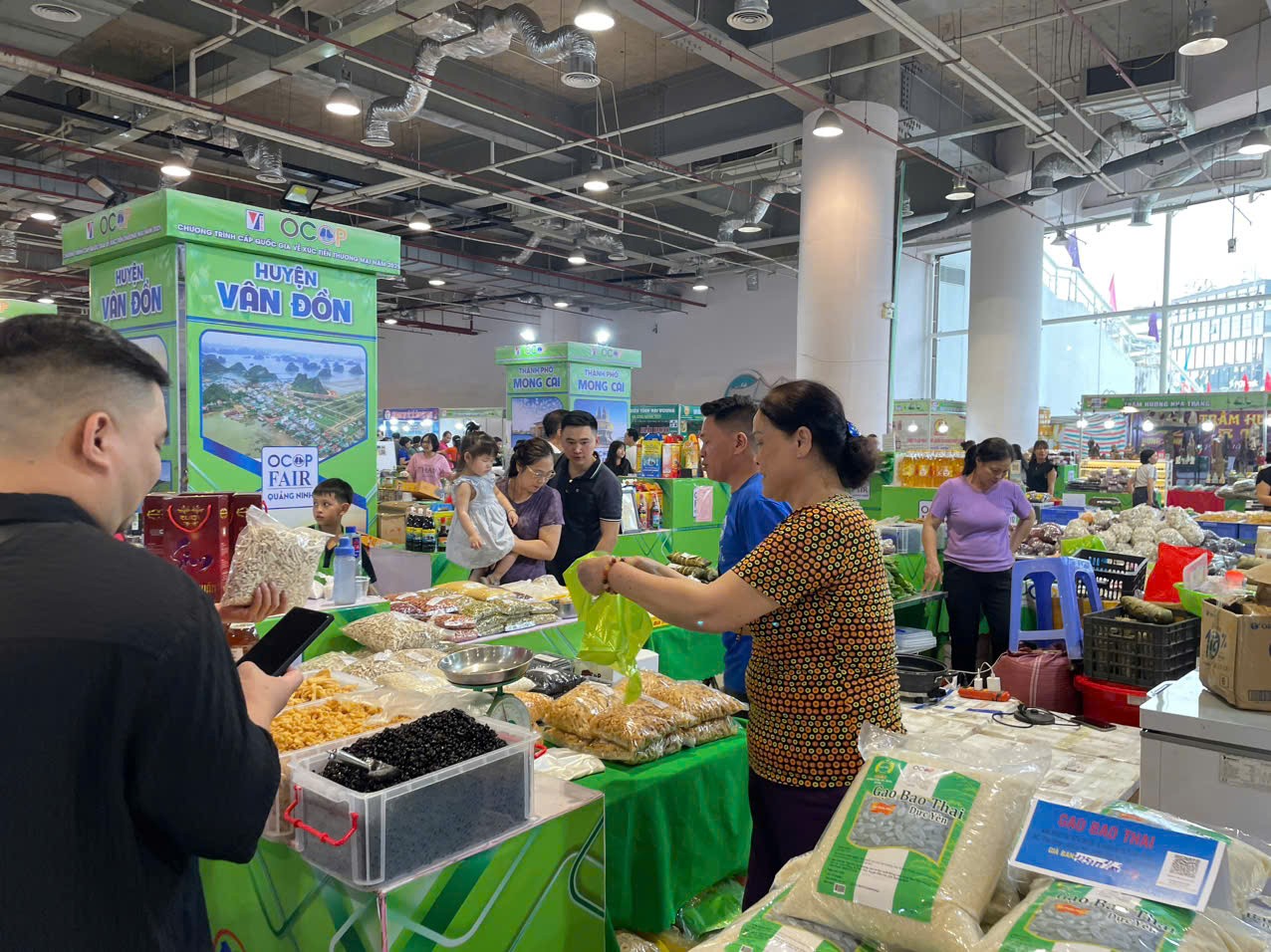 Người dân mua sắm Đăng nhập tài khoản thành viên Kl99 tại Hội chợ OCOP Quảng Ninh