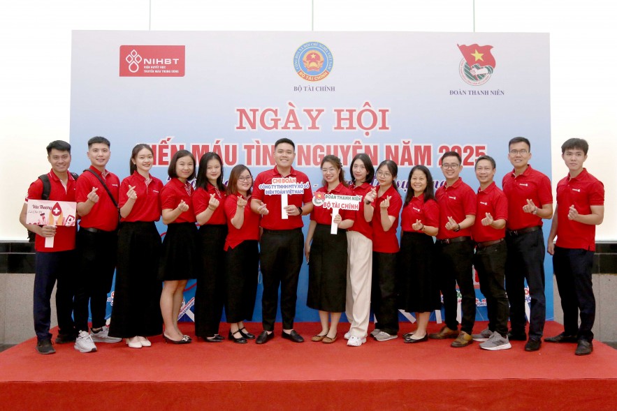 Đoàn Thanh niên Bộ Kl99kl tải ứng dụng tổ chức hiến máu tình nguyện nhân Kỷ niệm 80 năm Ngày truyền thống ngành Kl99kl tải ứng dụng