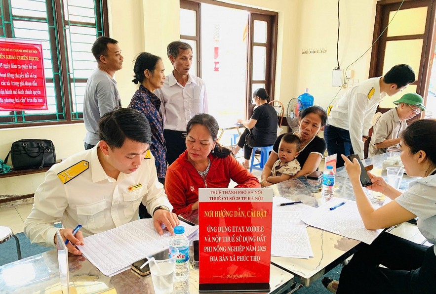 Công chức thuế làm việc xuyên trưa để làm sạch dữ liệu đất đai Công chức thuế làm việc xuyên trưa để làm sạch dữ liệu đất đai