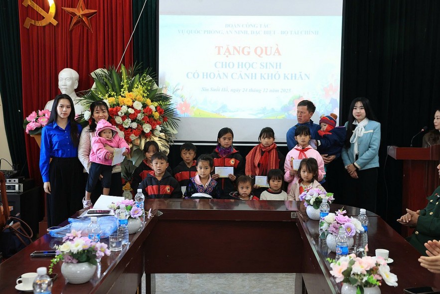Chi đoàn Vụ I, Bộ Kl99kl tải ứng dụng lan tỏa tinh thần sẻ chia nơi vùng cao Lai Châu Chi đoàn Vụ I, Bộ Kl99kl tải ứng dụng lan tỏa tinh thần sẻ chia nơi vùng cao Lai Châu