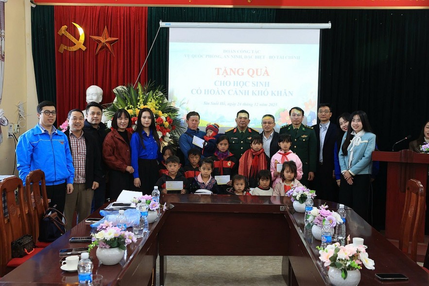 Chi đoàn Vụ I, Bộ Kl99kl tải ứng dụng lan tỏa tinh thần sẻ chia nơi vùng cao Lai Châu Chi đoàn Vụ I, Bộ Kl99kl tải ứng dụng lan tỏa tinh thần sẻ chia nơi vùng cao Lai Châu
