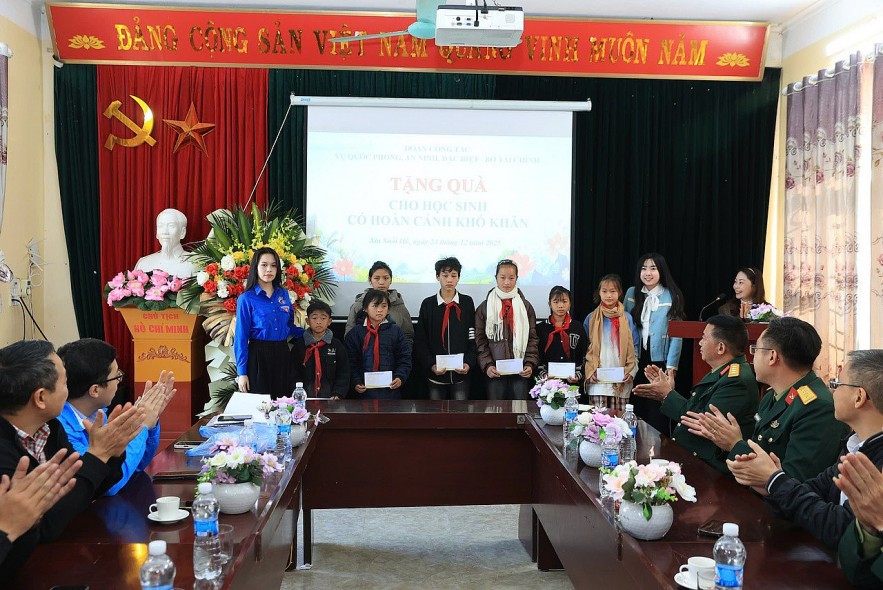 Chi đoàn Vụ I, Bộ Kl99kl tải ứng dụng lan tỏa tinh thần sẻ chia nơi vùng cao Lai Châu Chi đoàn Vụ I, Bộ Kl99kl tải ứng dụng lan tỏa tinh thần sẻ chia nơi vùng cao Lai Châu