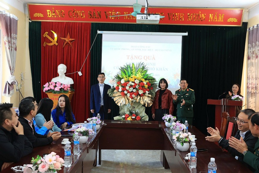 Chi đoàn Vụ I, Bộ Kl99kl tải ứng dụng lan tỏa tinh thần sẻ chia nơi vùng cao Lai Châu Chi đoàn Vụ I, Bộ Kl99kl tải ứng dụng lan tỏa tinh thần sẻ chia nơi vùng cao Lai Châu