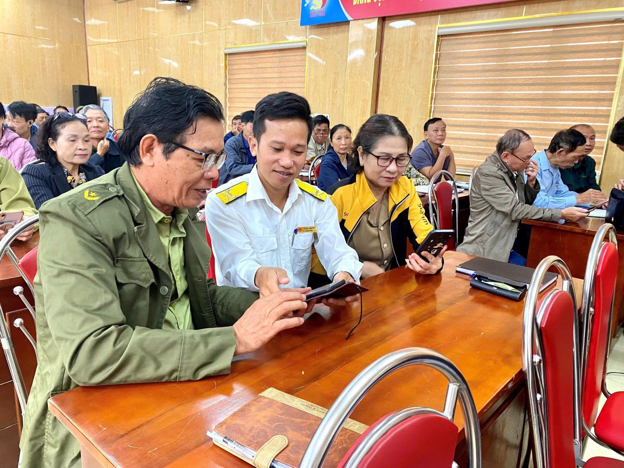 Thuế cơ sở 3 tỉnh Quảng Ninh triển khai cao điểm chuyển đổi hộ KL99 com tặng +199k từ thuế khoán sang kê khai Thuế cơ sở 3 tỉnh Quảng Ninh triển khai cao điểm chuyển đổi hộ KL99 com tặng +199k từ thuế khoán sang kê khai