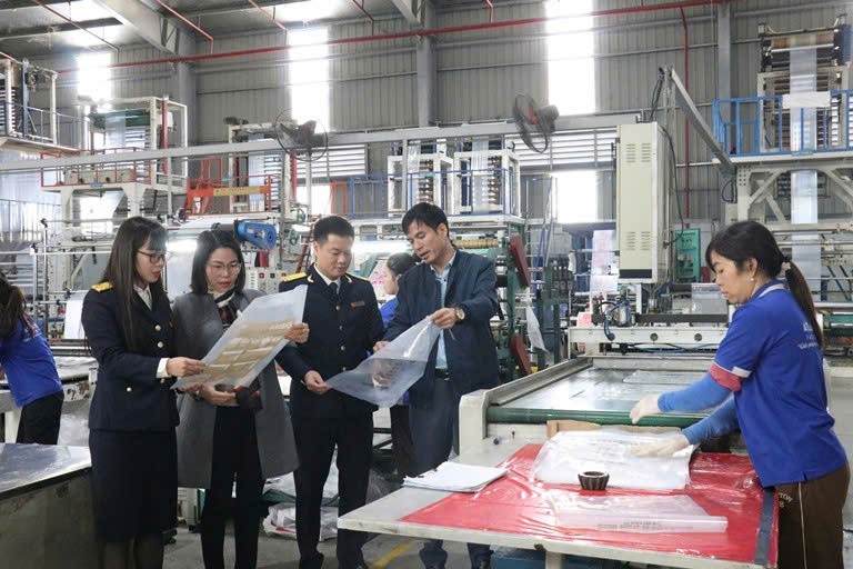 Thuế tỉnh Phú Thọ triển khai kịp thời chính sách giảm thuế hỗ trợ Sân Chơi Xanh Chín Link Đăng Nhập KL99 Thuế tỉnh Phú Thọ triển khai kịp thời chính sách giảm thuế hỗ trợ Sân Chơi Xanh Chín Link Đăng Nhập KL99