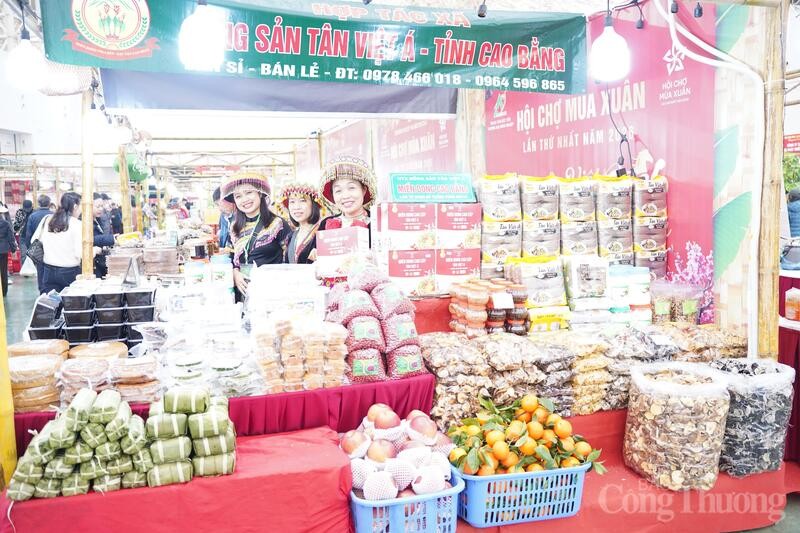 Nhiều đặc sản vùng miền thu hút người mua sắm Tết tại Hội chợ Mùa Xuân năm 2026