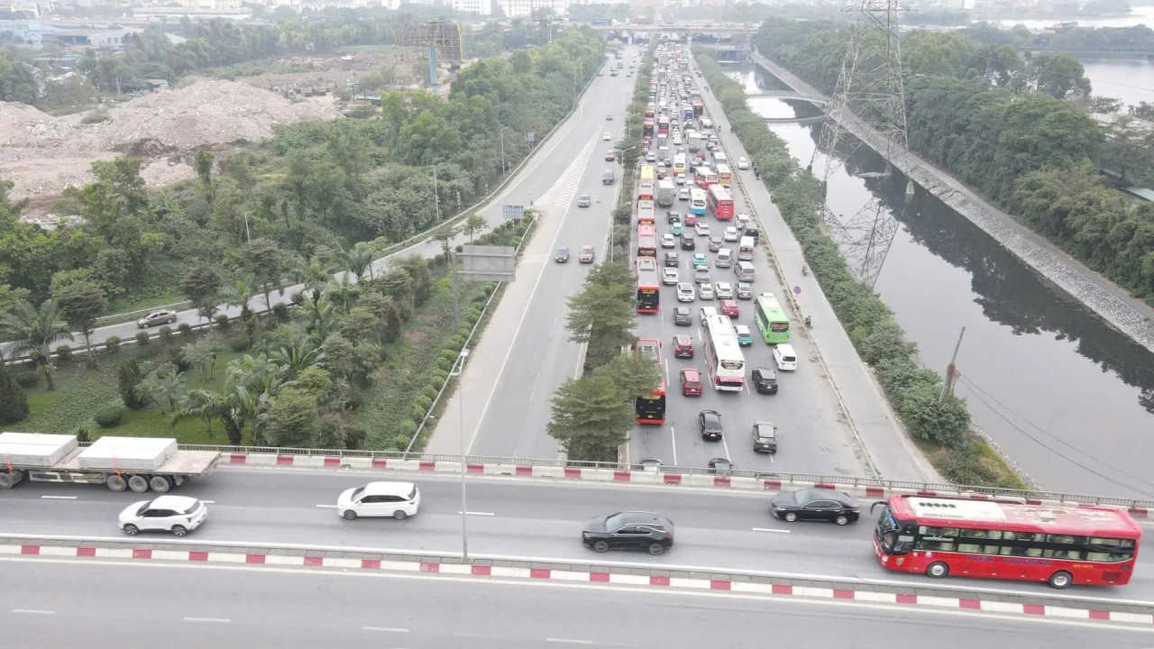 Hà Nội: Tăng cường phân luồng, xử lý vi phạm dừng đỗ để giảm ùn tắc dịp cận Tết Hà Nội: Tăng cường phân luồng, xử lý vi phạm dừng đỗ để giảm ùn tắc dịp cận Tết