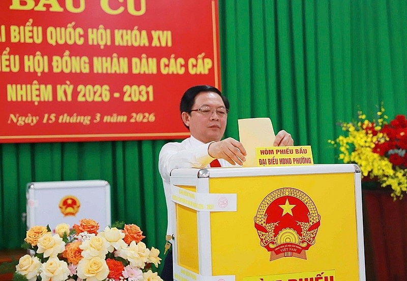 Thực hiện quyền công dân nơi cư trú, Phó Thủ tướng Hồ Quốc Dũng trực tiếp bỏ phiếu vào hòm tại khu vực bỏ phiếu số 20 của phường Quy Nhơn Nam.
