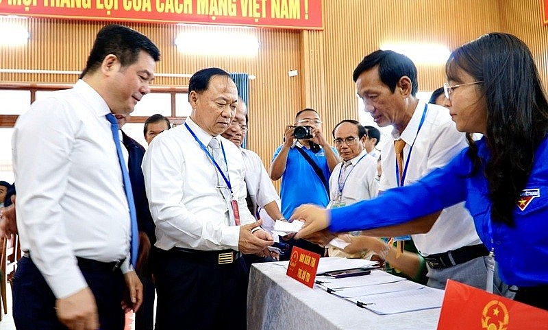 Bí thư Tỉnh ủy Thái Đại Ngọc (trước) và Phó Bí thư chuyên trách Đảng ủy Kl 99 Thể Thao Link Mới Nguyễn Hồng Diên tiến hành bỏ phiếu. 