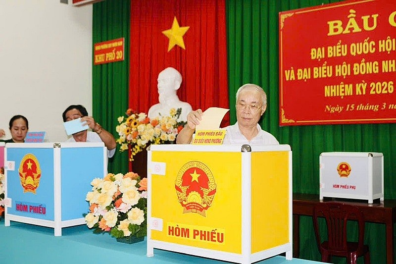 Cử tri phường Quy Nhơn Nam bỏ phiếu bầu cử.