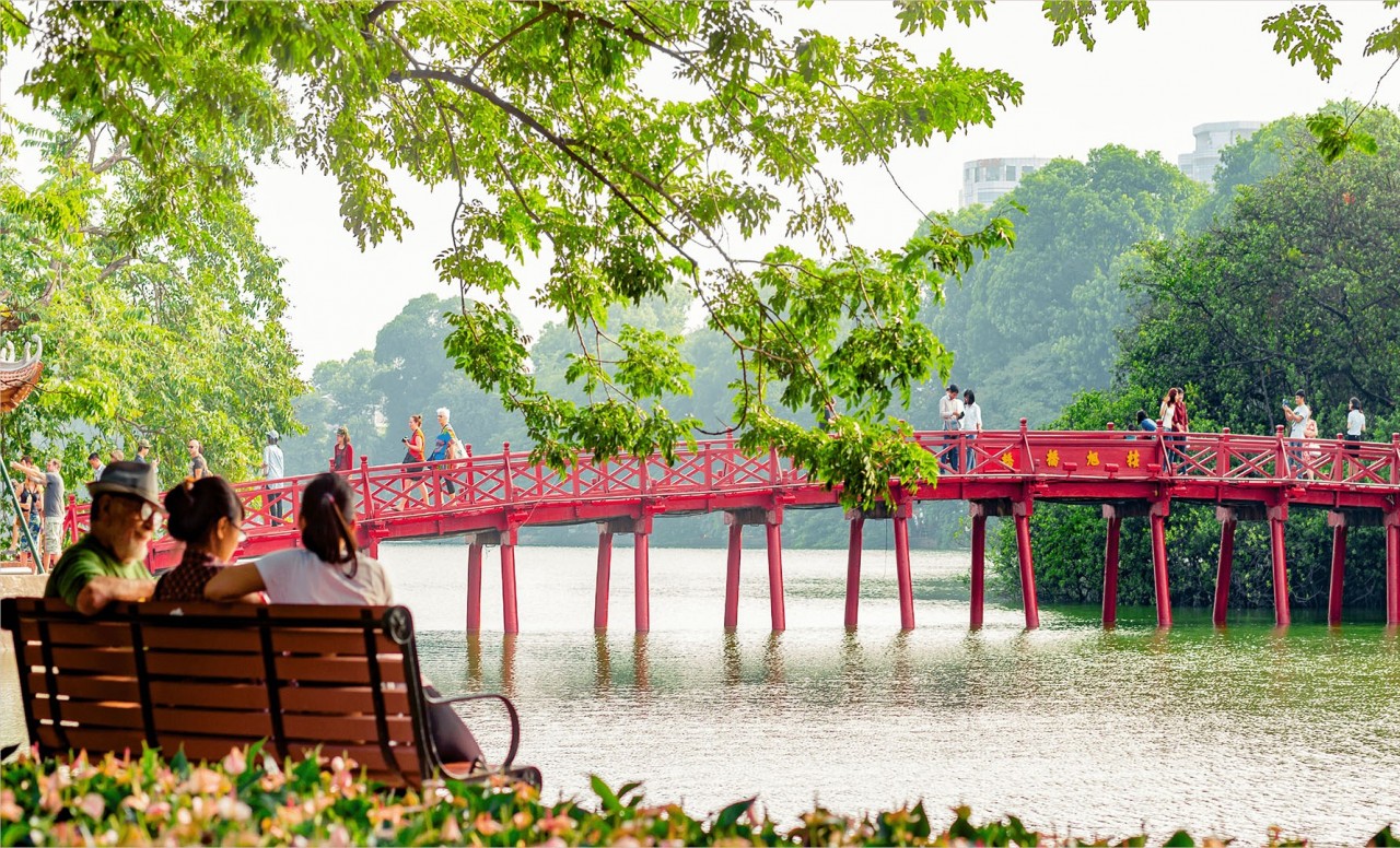 Bộ Chính trị đặt mục tiêu đưa Hà Nội gia nhập nhóm các thủ đô có mức sống cao và hạnh phúc hàng đầu thế giới Bộ Chính trị đặt mục tiêu đưa Hà Nội gia nhập nhóm các thủ đô có mức sống cao và hạnh phúc hàng đầu thế giới