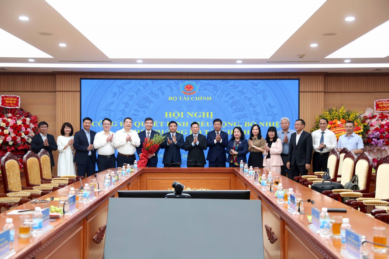 Bộ Kl99kl tải ứng dụng công bố quyết định điều động, bổ nhiệm ông Tạ Anh Tuấn giữ chức Thứ trưởng Bộ Kl99kl tải ứng dụng