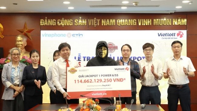 mua ve tu chon hang ngay tren dien thoai nguoi choi tai tay ninh trung jackpot hon 114 ty dong