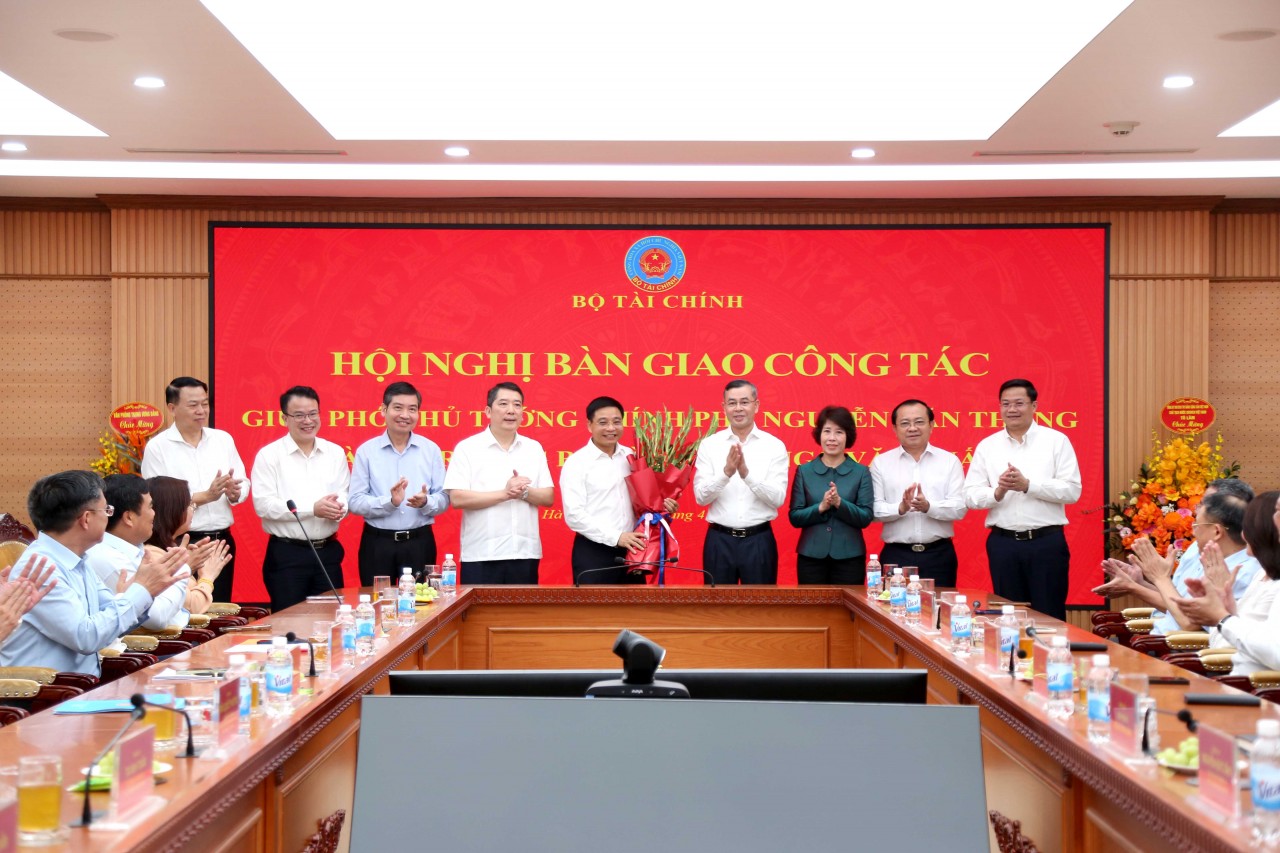 Bộ trưởng Ngô Văn Tuấn nhận bàn giao nhiệm vụ: Vinh dự lớn lao, trách nhiệm nặng nề Bộ trưởng Ngô Văn Tuấn nhận bàn giao nhiệm vụ: Vinh dự lớn lao, trách nhiệm nặng nề