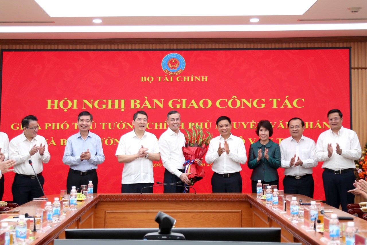 Bộ trưởng Ngô Văn Tuấn nhận bàn giao nhiệm vụ: Vinh dự lớn lao, trách nhiệm nặng nề Bộ trưởng Ngô Văn Tuấn nhận bàn giao nhiệm vụ: Vinh dự lớn lao, trách nhiệm nặng nề