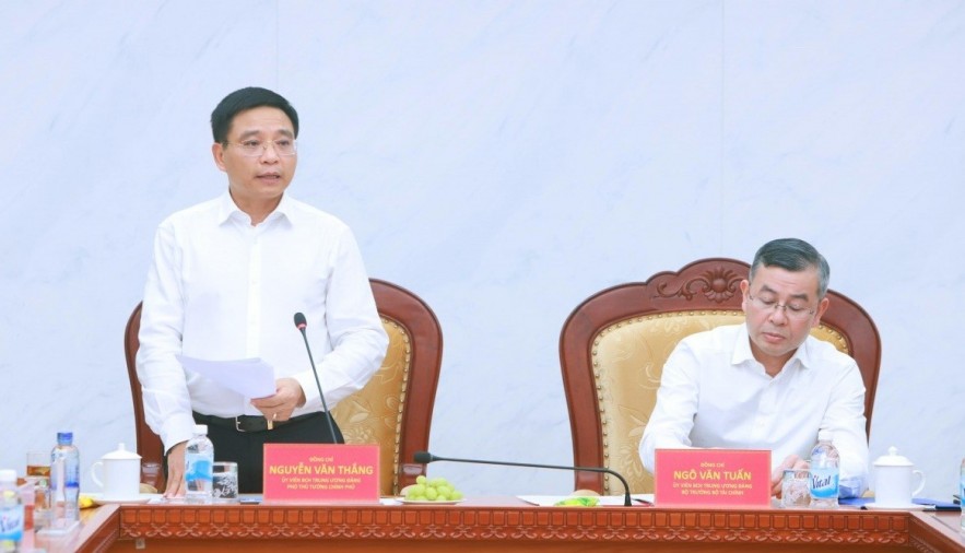 Bộ trưởng Ngô Văn Tuấn nhận bàn giao nhiệm vụ: Vinh dự lớn lao, trách nhiệm nặng nề Bộ trưởng Ngô Văn Tuấn nhận bàn giao nhiệm vụ: Vinh dự lớn lao, trách nhiệm nặng nề