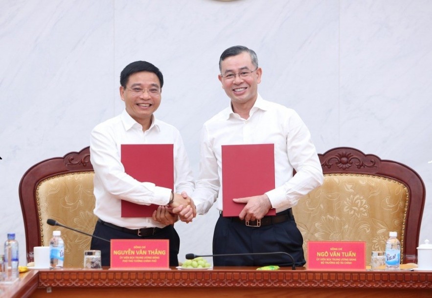 Bộ trưởng Ngô Văn Tuấn nhận bàn giao nhiệm vụ: Vinh dự lớn lao, trách nhiệm nặng nề Bộ trưởng Ngô Văn Tuấn nhận bàn giao nhiệm vụ: Vinh dự lớn lao, trách nhiệm nặng nề