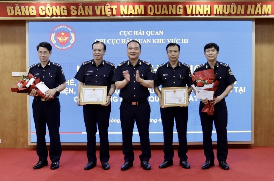 Khen thưởng nóng thành tích bắt gần 190 lượng vàng qua đường hàng không Khen thưởng nóng thành tích bắt gần 190 lượng vàng qua đường hàng không