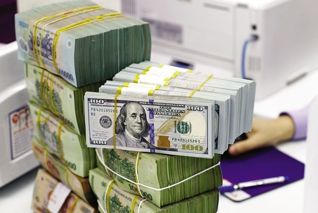 NHNN hút ròng mạnh trên 72.000 tỷ đồng, lãi suất qua đêm vẫn giảm sâu về dưới 4%