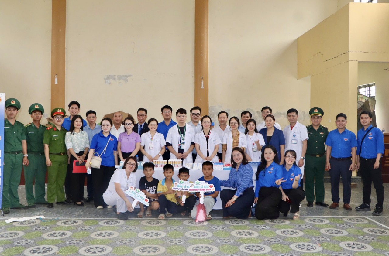 Thanh niên ngành Kl99kl tải ứng dụng đồng hành cùng trẻ em vùng khó