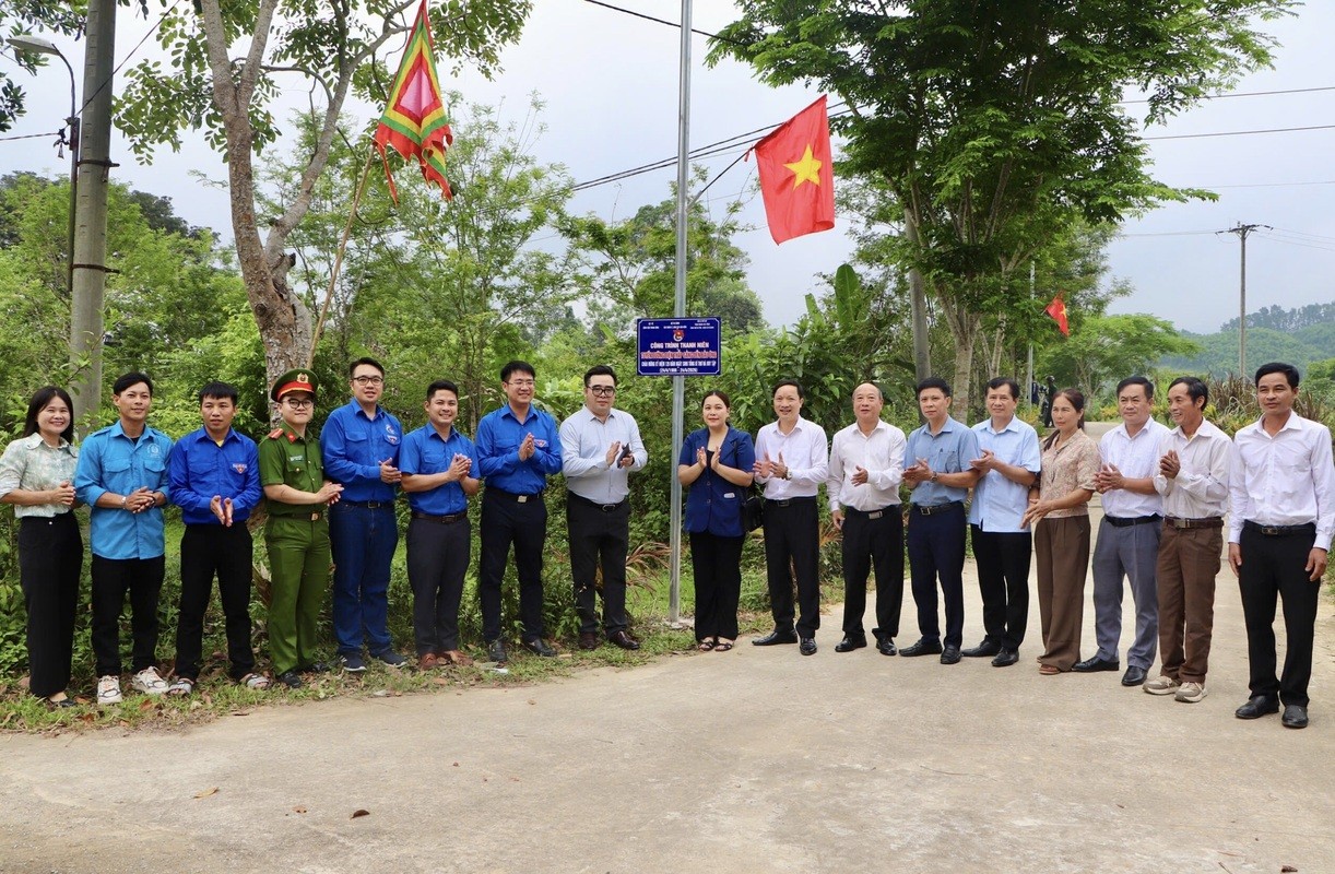 Thanh niên ngành Kl99kl tải ứng dụng đồng hành cùng trẻ em vùng khó