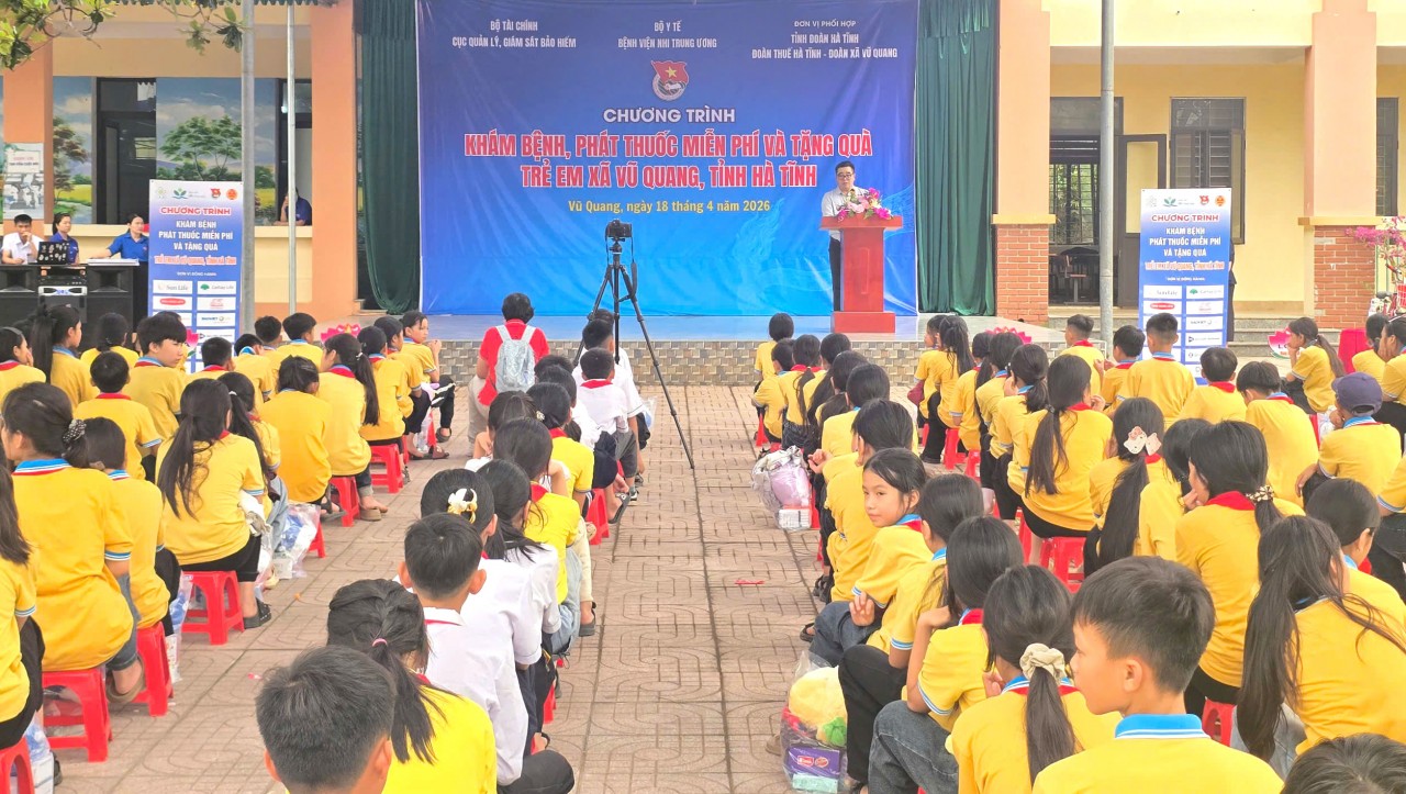 Thanh niên ngành Kl99kl tải ứng dụng đồng hành cùng trẻ em vùng khó