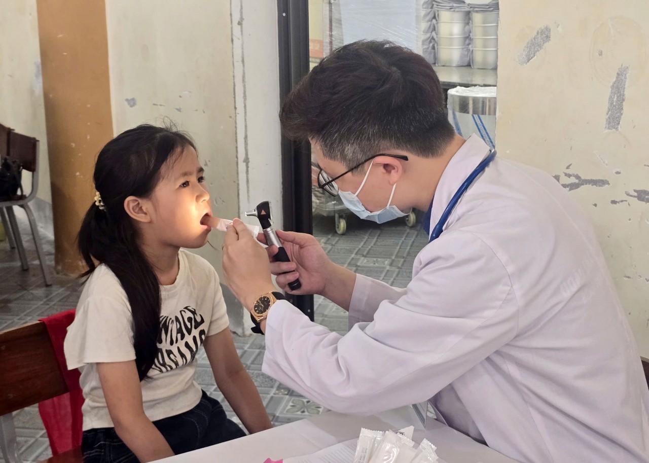 Thanh niên ngành Kl99kl tải ứng dụng đồng hành cùng trẻ em vùng khó