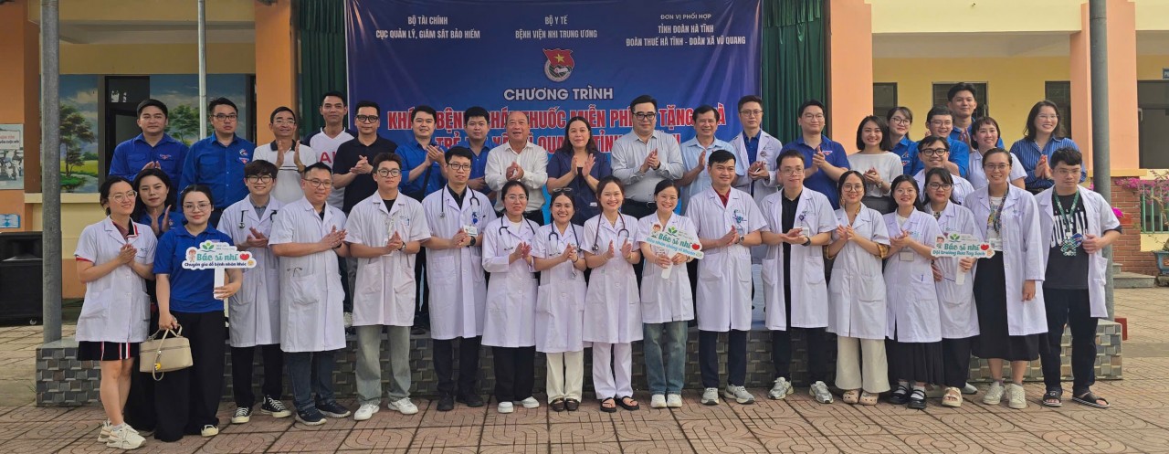 Thanh niên ngành Kl99kl tải ứng dụng đồng hành cùng trẻ em vùng khó