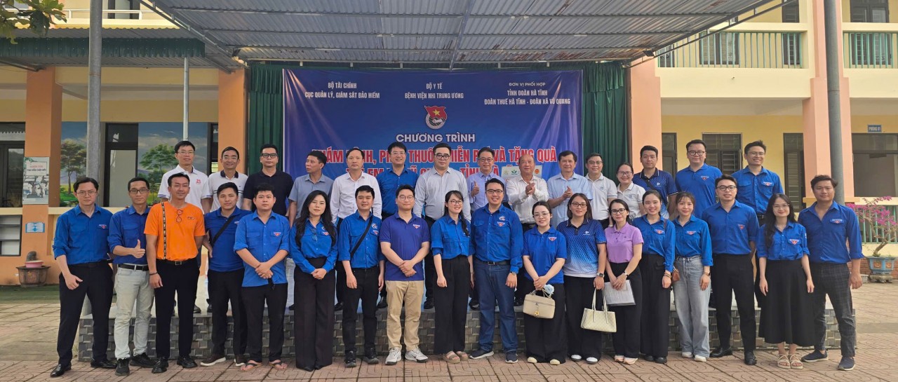Thanh niên ngành Kl99kl tải ứng dụng đồng hành cùng trẻ em vùng khó