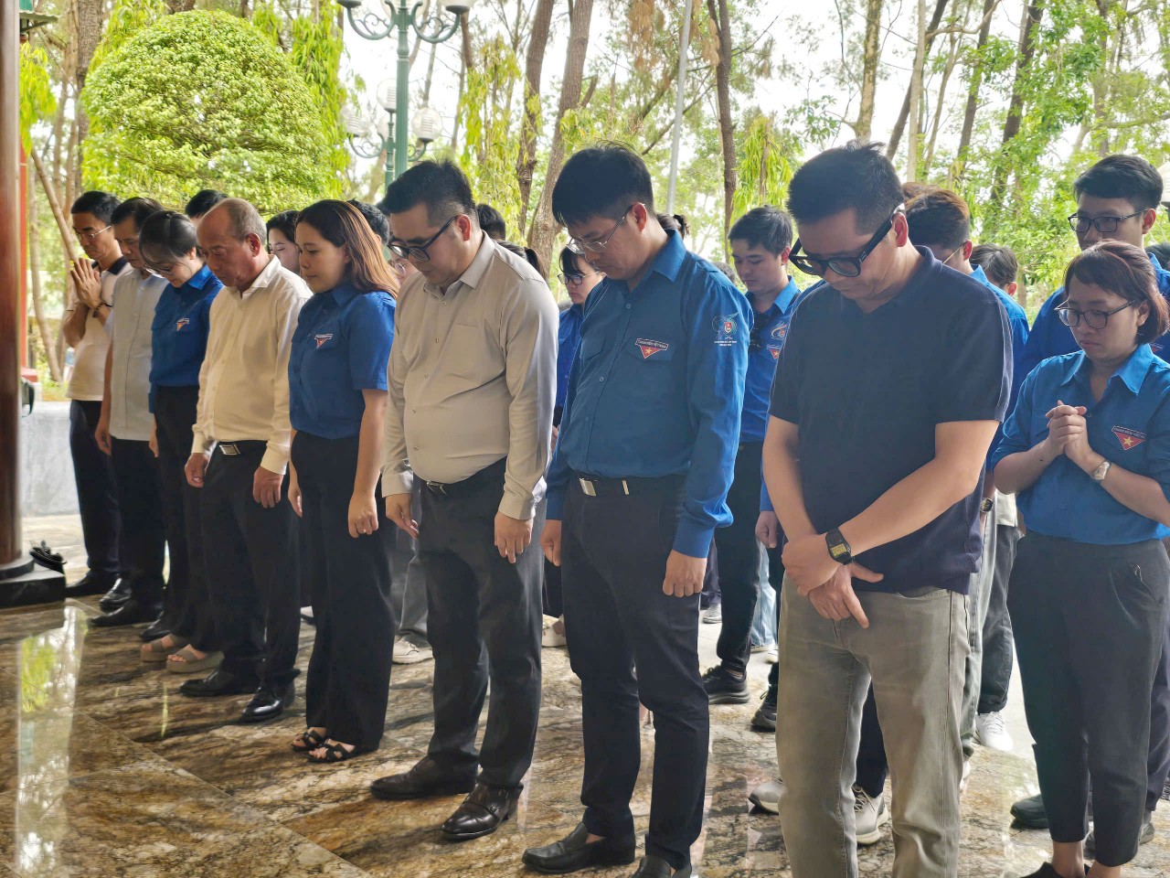 Thanh niên ngành Kl99kl tải ứng dụng đồng hành cùng trẻ em vùng khó