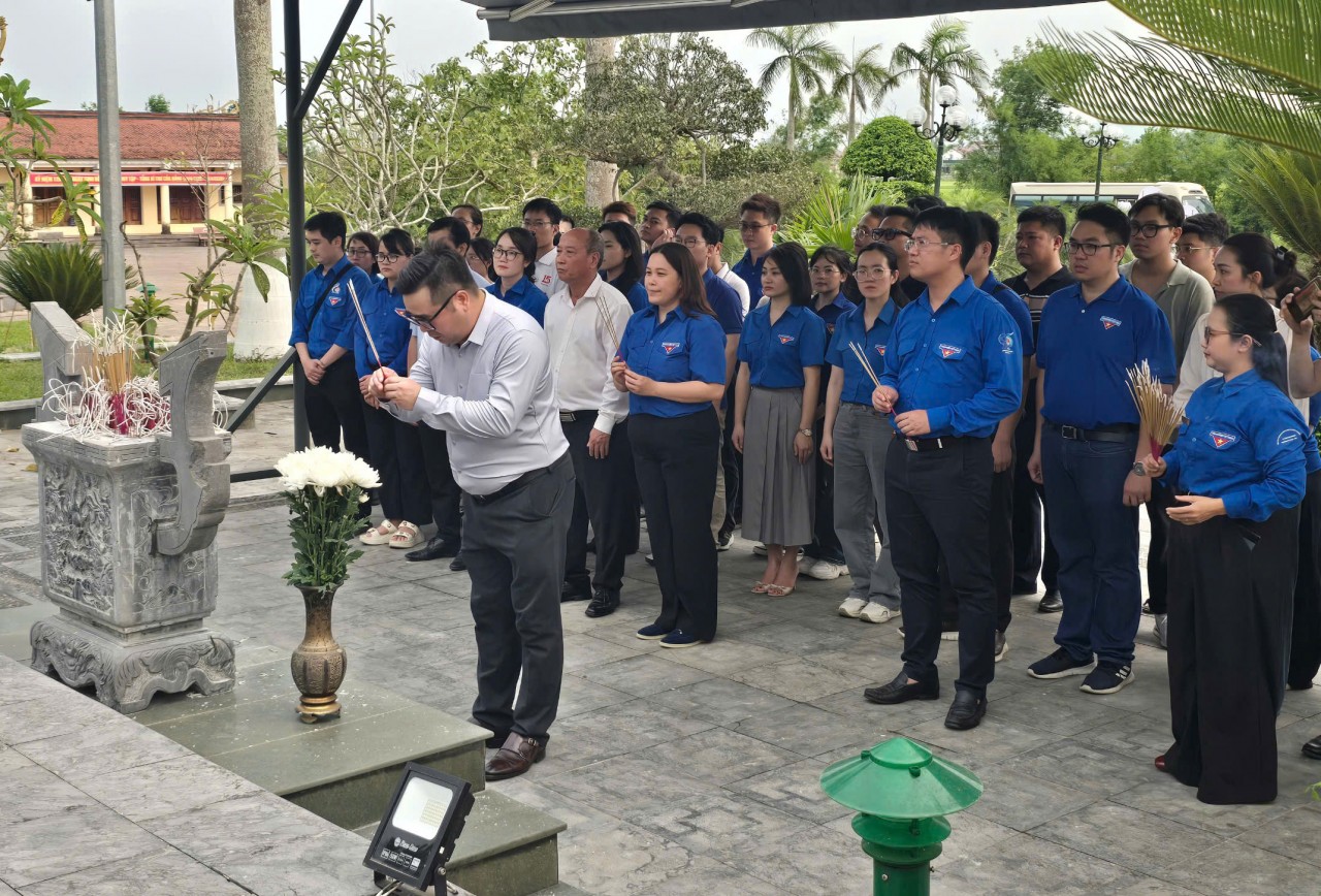 Thanh niên ngành Kl99kl tải ứng dụng đồng hành cùng trẻ em vùng khó