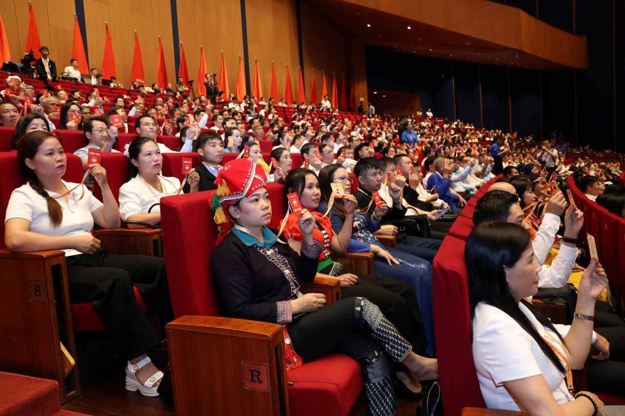 Ánh sáng Hồ Chí Minh soi đường cho chúng ta đi Ánh sáng Hồ Chí Minh soi đường cho chúng ta đi