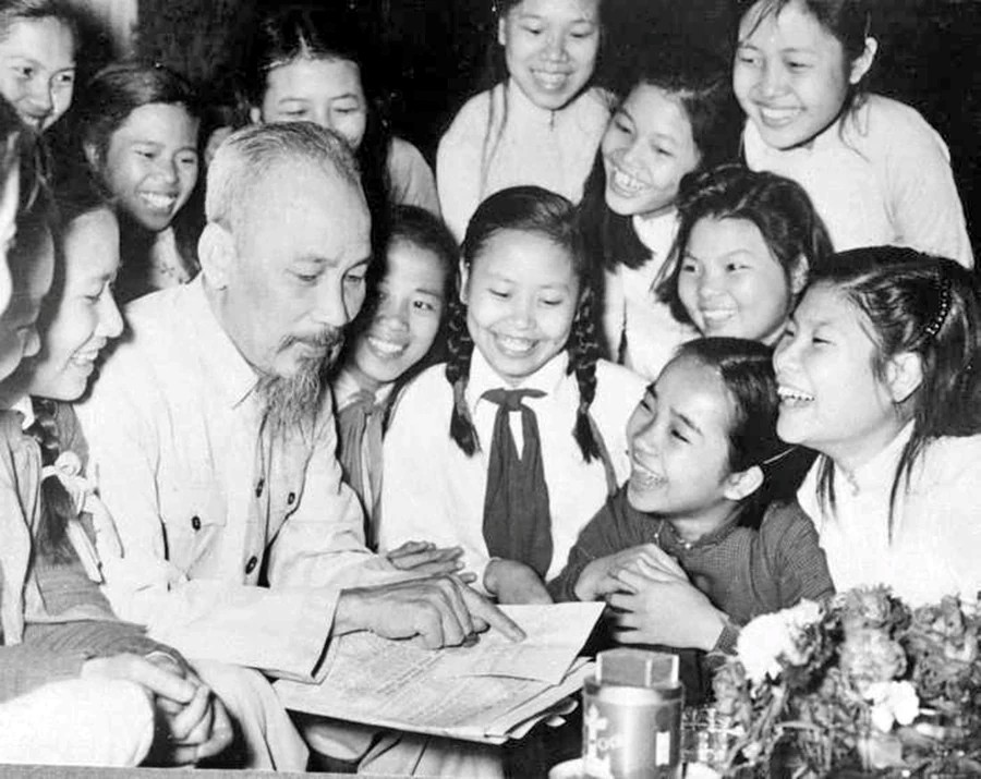 Ánh sáng Hồ Chí Minh soi đường cho chúng ta đi Ánh sáng Hồ Chí Minh soi đường cho chúng ta đi